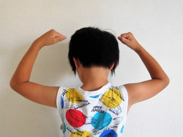 壁を叩いている男の子