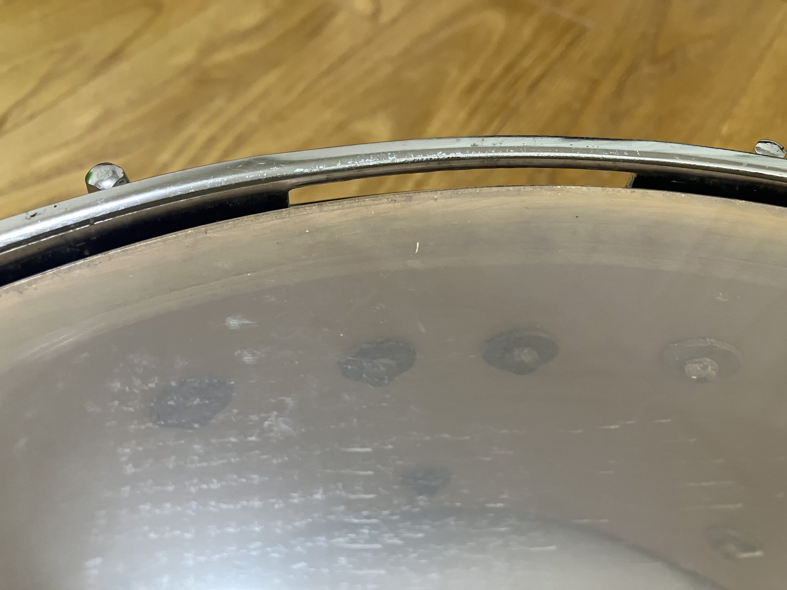 使い古したスネアドラムの裏面ヘッド