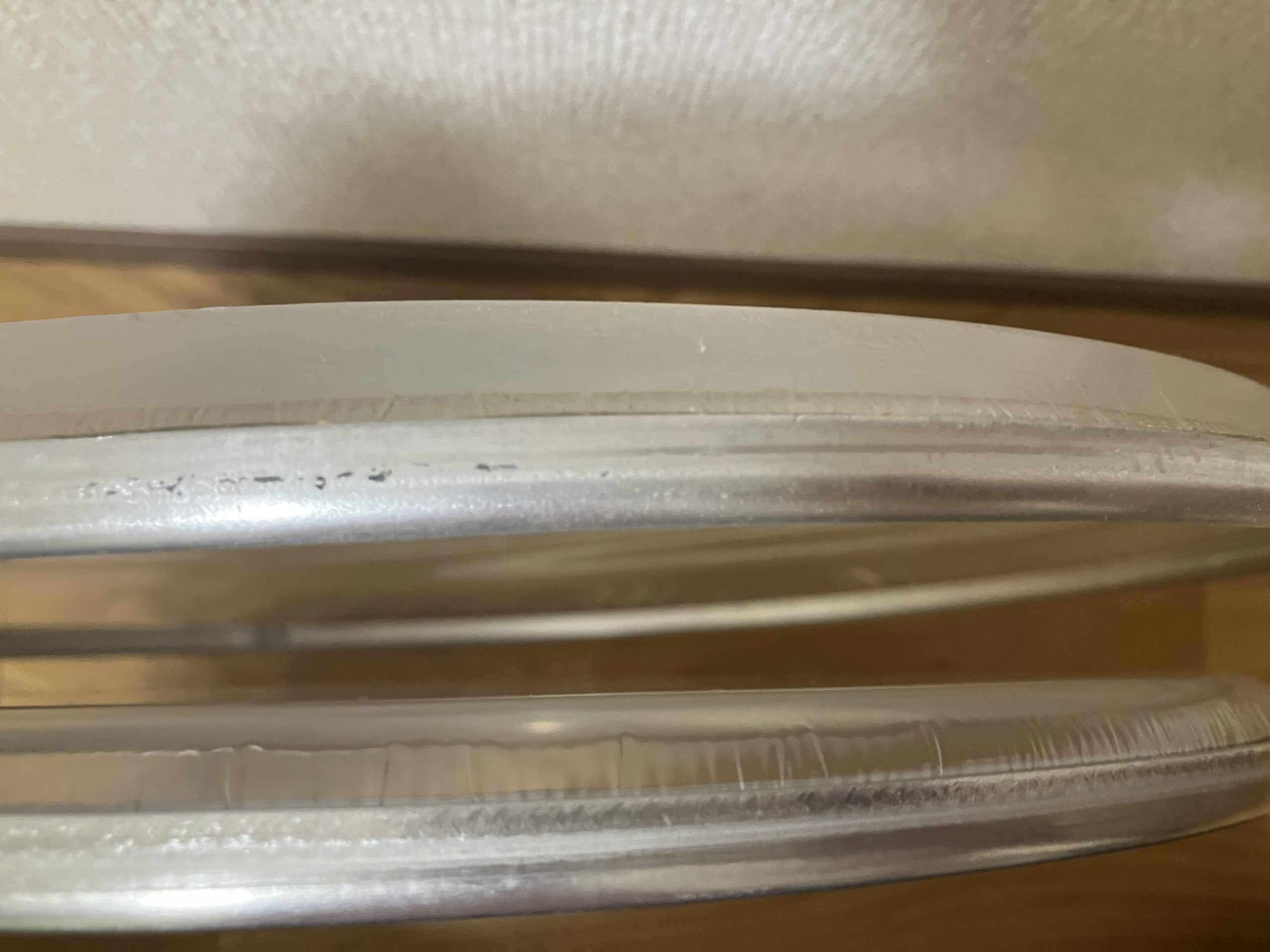 スネアドラムの古い裏面ヘッドと新しい裏面ヘッドの比較