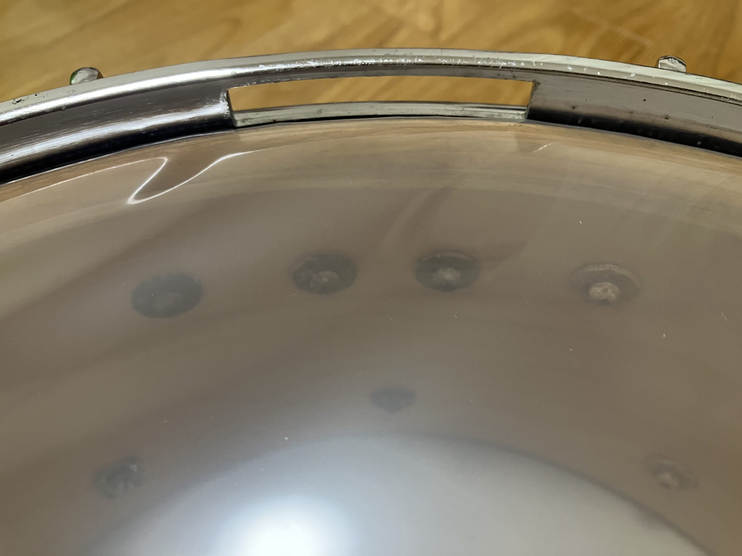 交換して新しくなったスネアドラムの裏面ヘッド