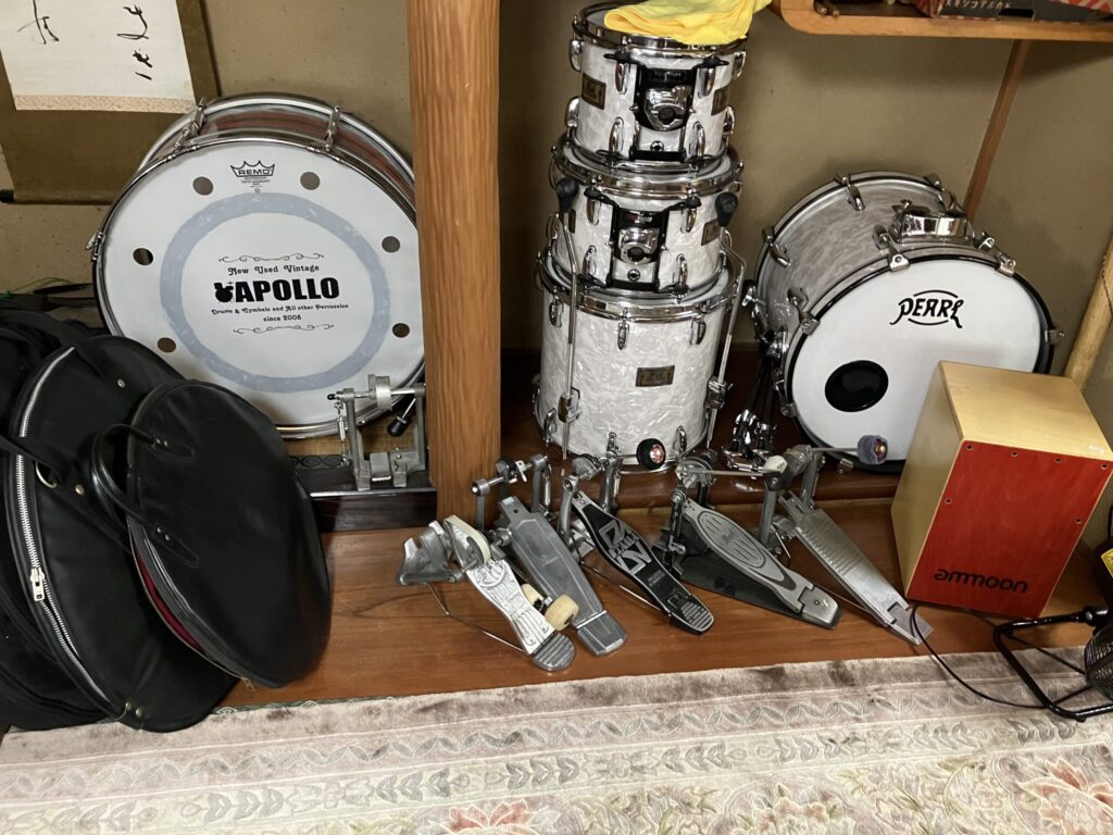 ドラムセットとペダルが並んでいる画像
