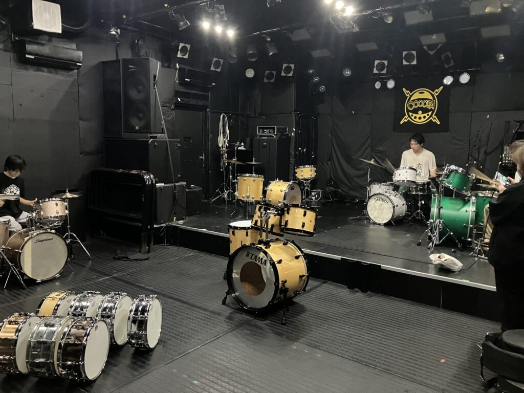 ドラムセットとドラマー2人