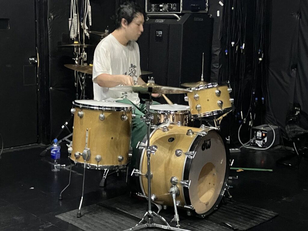 ドラムを叩く男性の画像