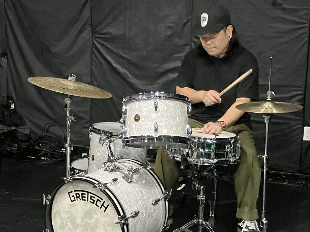 ドラムを叩く男性