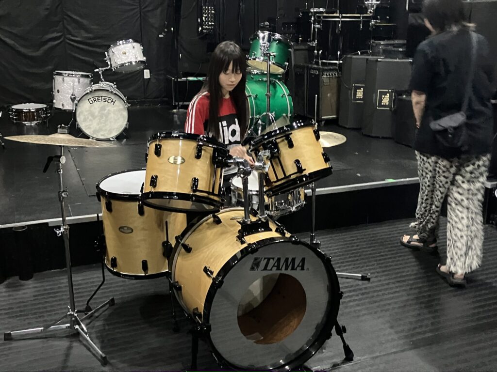 ドラムを叩く女子中学生
