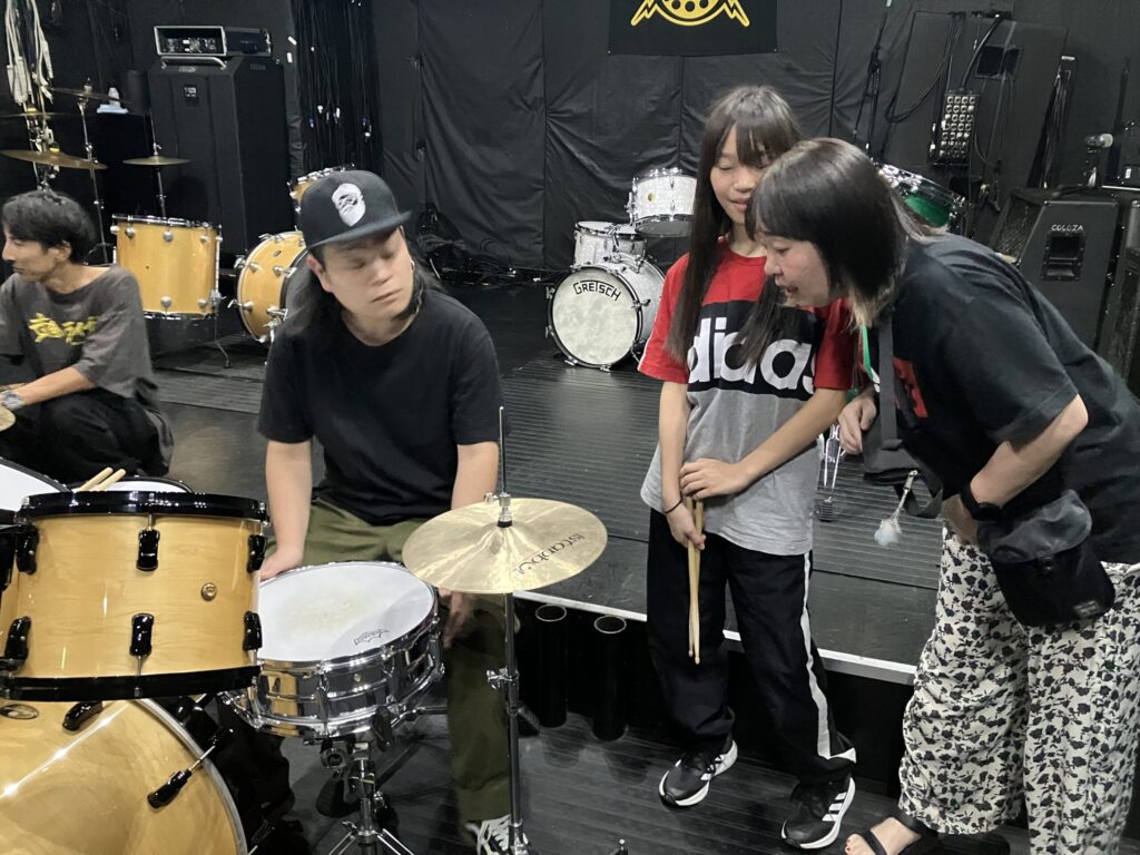 ドラムについて話し合う3人