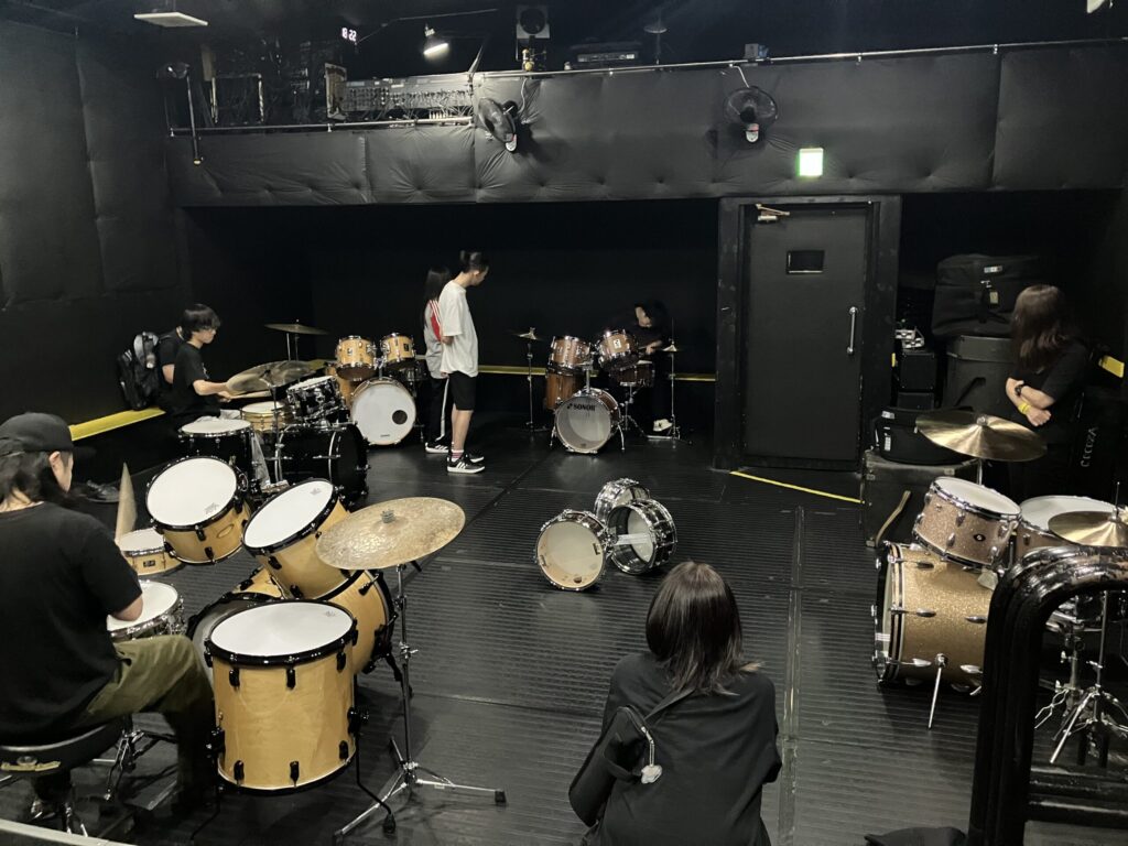 ドラムセットがたくさん並んでいるライブハウス
