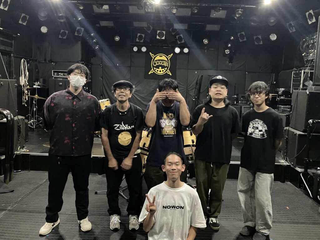 男性6人での記念撮影