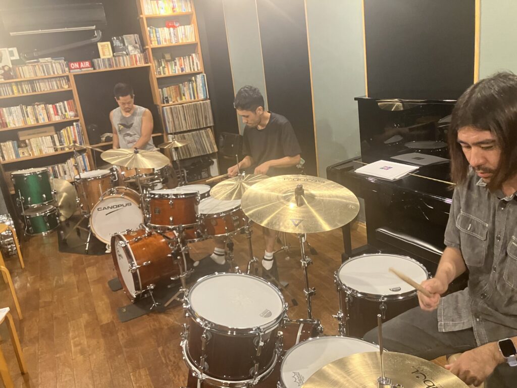 ドラムセット3台を演奏する様子