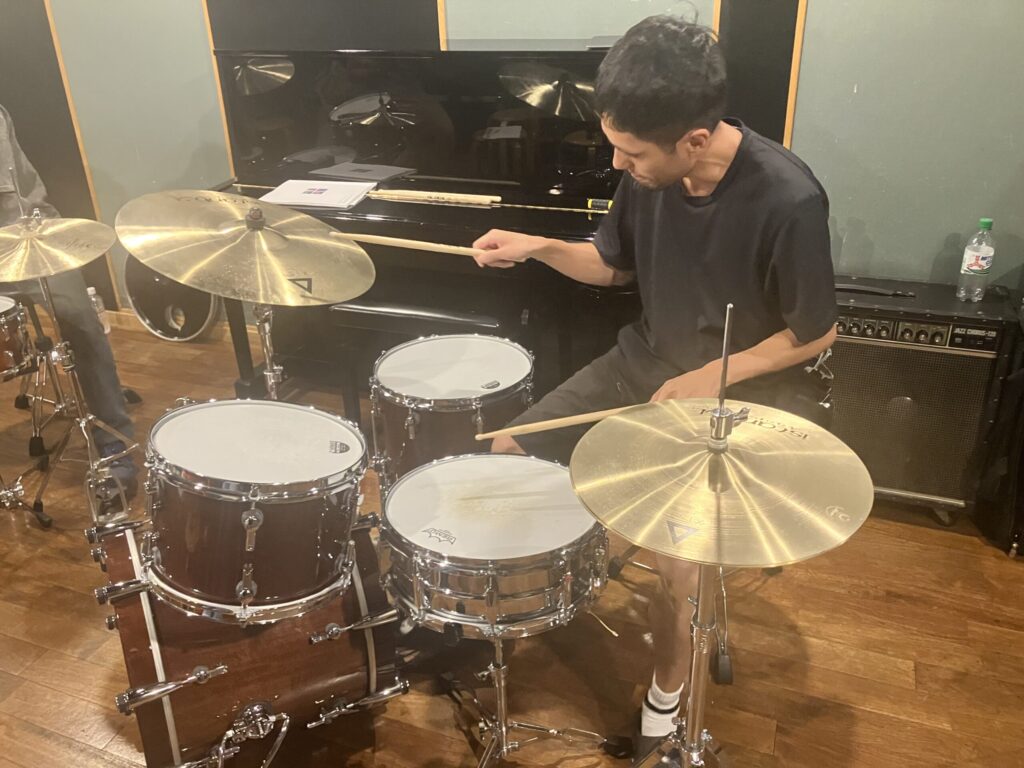 グレッチのドラムセットを叩く男性