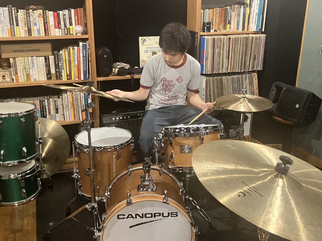 CANOPUSのドラムセットを叩く若者