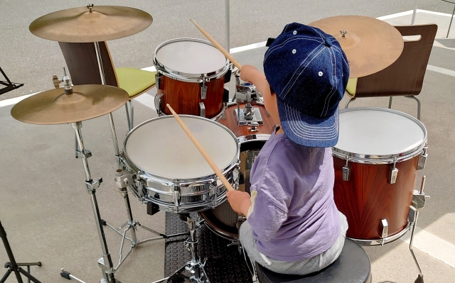 ドラムを叩くこども