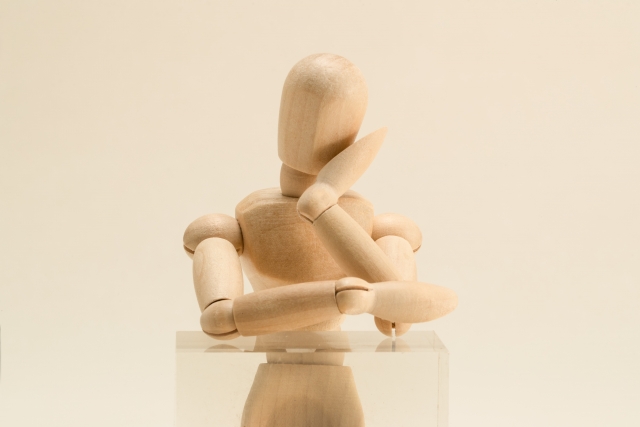 考えている様子の画像