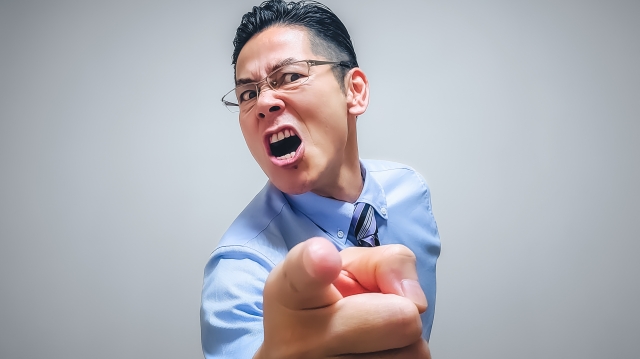 起こっている男性