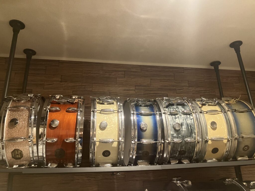 棚に並んでいるスネアドラム