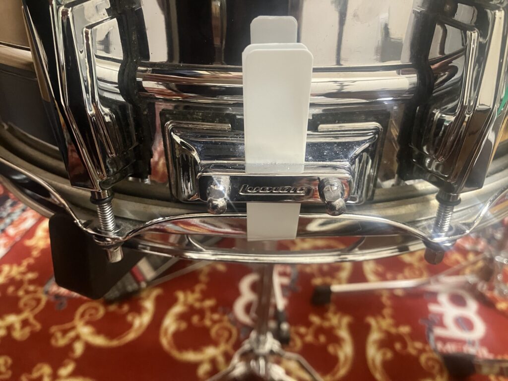 スナッピーをテープで固定する